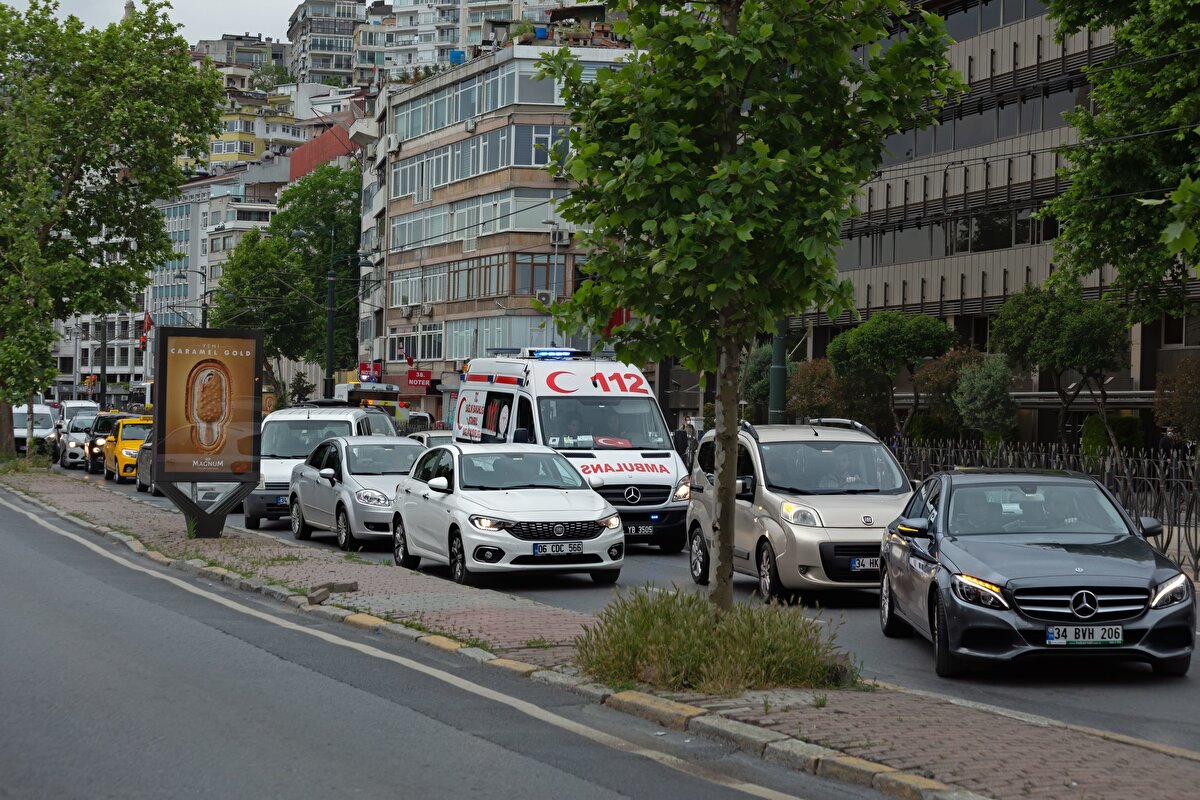 Geçiş Üstünlüğü Olan Diğer Araçlara Yol Vermemek<br><br>Yeni ceza: 15.000 TL