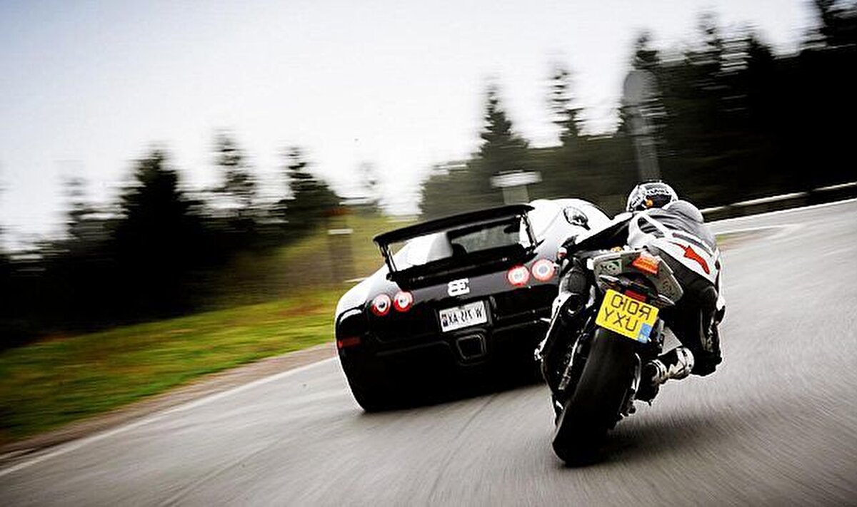 Akan trafikte yarış yapmak<br><br>Yeni ceza: 46.000 TL<br><br>5 yıl içinde tekrarında: Ehliyet iptali