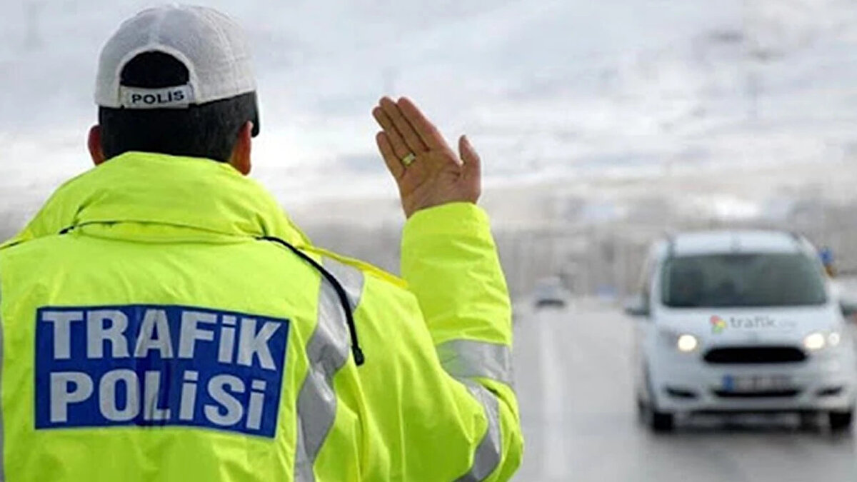“Dur” İhtarına Uymamak<br><br>Eski ceza: 2.167 TL<br><br>Yeni ceza: 200.000 TL<br><br>Ek yaptırımlar: 60 gün ehliyete ve araca el koyma