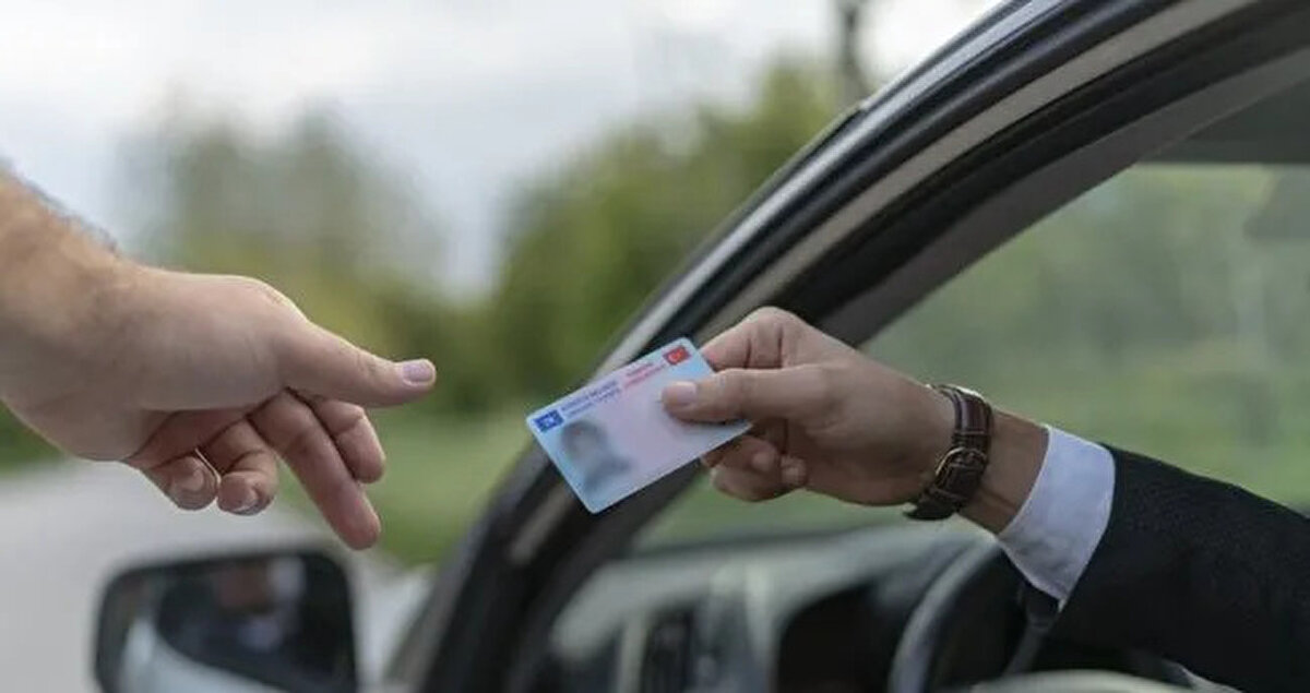 Ehliyetsiz araç kullanmak<br><br>Eski ceza: 18.677 TL<br><br>Yeni ceza: 40.000 TL<br><br>Geçici geri alınan ehliyetle araç kullanmak: 200.000 TL<br><br>İptal edilmiş ehliyetle araç kullanmak: 300.000 TL