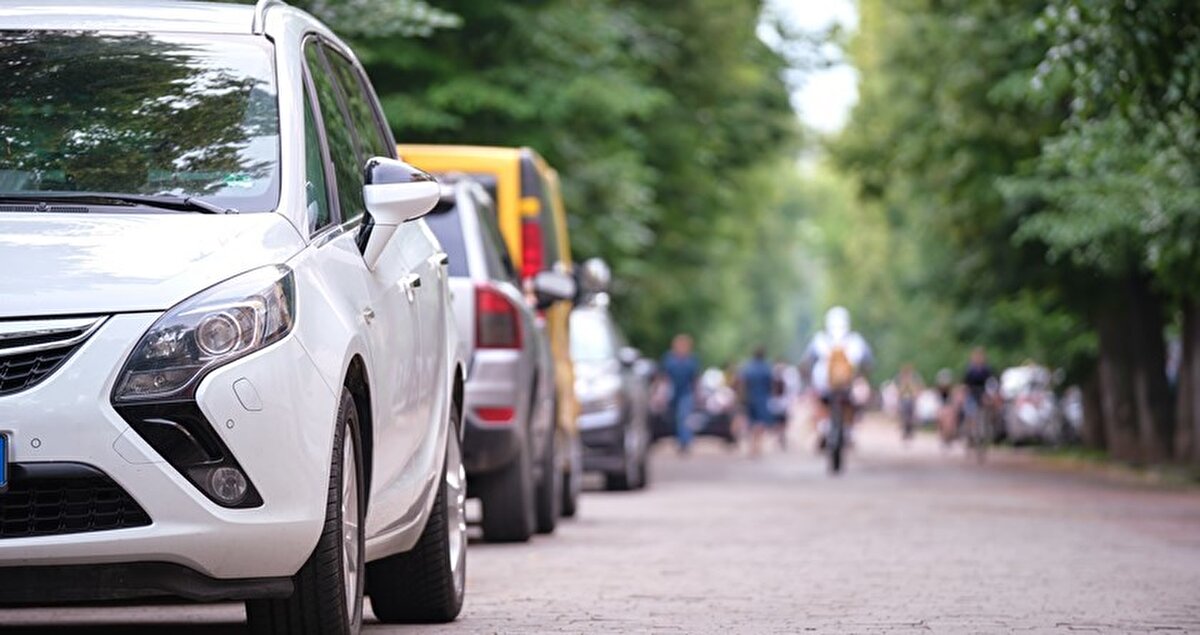 Ters yön ihlalleri<br><br>Ters şeritte ilerleme: 10.000 TL<br><br>Yerleşim yeri bölünmüş yolda: 20.000 TL<br><br>Şehir dışı bölünmüş yol/otoyol: 90.000 TL<br><br>Ek yaptırımlar: 30 gün ehliyete el koyma, 60 gün trafikten men