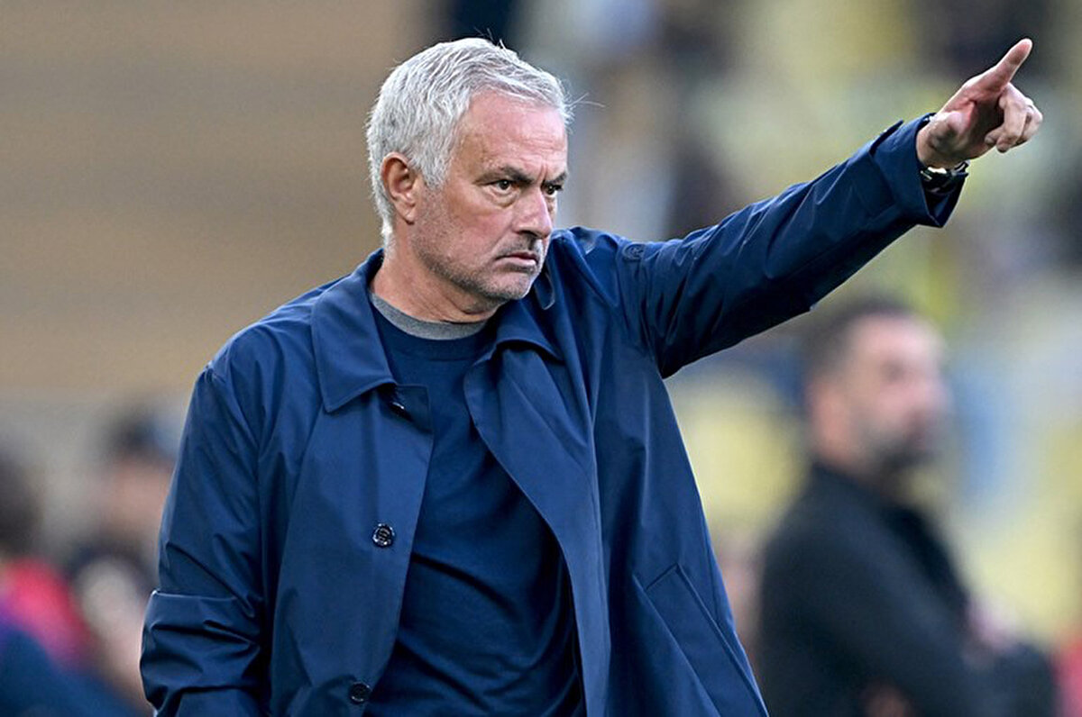 Mourinho ile devam edilirse gönderilecek futbolcuların belli olduğu ancak hocanın değişmesi durumunda bu isimlerin yeniden değerlendirileceği aktarıldı.<br>