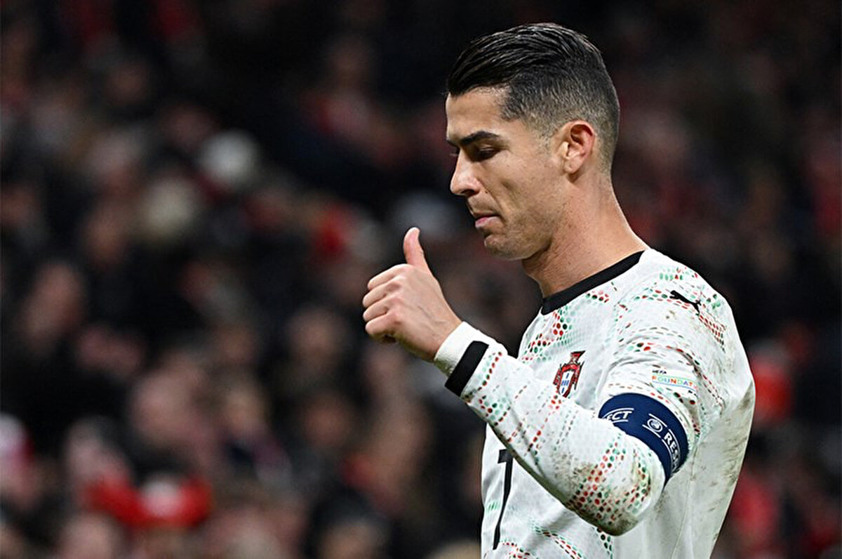 Ronaldo'nun takımdaki geleceği belirsizliğini korurken Suudi Arabistan Ligi'nde sezonun son maçının ardından yıldız ismin sosyal medya hesabından yaptığı"Bu bölüm sona erdi. Hikaye? Yazılmaya devam ediyor. Hepsi için minnettarım." paylaşımı takımdan ayrılabileceği iddialarını gündeme getirdi.<br>