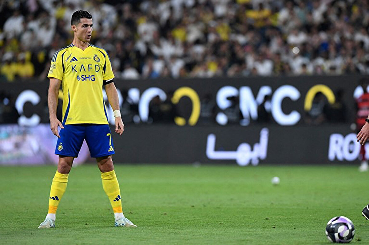 Manchester United'daki ikinci döneminde yaşadığı sorunların ardından sözleşmesini fesheden ve Al-Nassr'a imza atan Cristiano Ronaldo'nun kontratı sona eriyor<br>