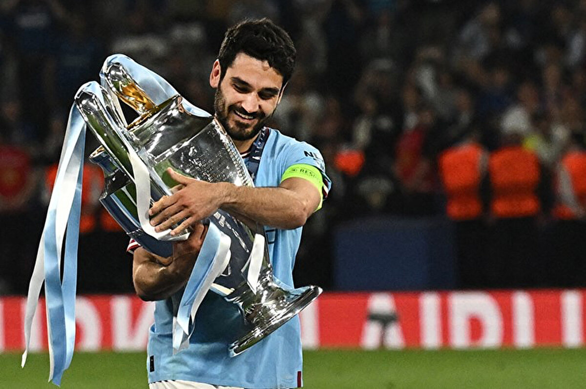 Deneyimli futbolcunun Galatasaraylı yöneticilerle görüşmelere devam edeceği ve daha sonra Türkiye'de ayrılacağı aktarıldı.<br>