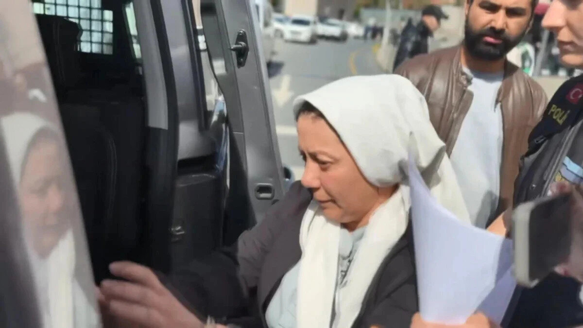 Mahkeme hakimi, sanık Güldane Ş'ye "birden fazla kişi ile tehdit" suçundan 2 yıl 6 ay, "nitelikli basit yaralama" suçundan 13 ay 15 gün hapis cezası, sanık Cuma D'ye "birden fazla kişi ile tehdit" suçundan 2 yıl 6 ay ve "nitelikli basit yaralama" suçundan da 9 ay hapis cezası verdi.<br><br>Mahkeme, 2 sanığın "hırsızlık" suçundan ise delil yetersizliğinden beraatine karar vererek, tutukluluklarının devamına hükmetti.