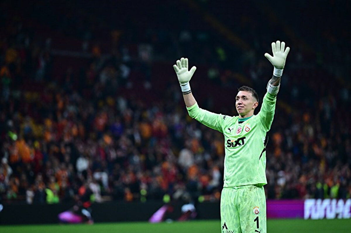 "Galatasaray kariyerindeki en iyi an hangisiydi?" sorusunu Muslera şöyle yanıtladı, "14 seneden bahsediyoruz. Bir tanesini seçmek zor. İlki Temmuz 2011'de kontratı imzaladığım zaman. Odamda kontratımı imzaladım. İkincisi ise eşim hayatıma girdiğimde. İlk çocuğum burada doğdu. Çok mutluyuz ve sonsuza kadar mutlu olacağız."<br>