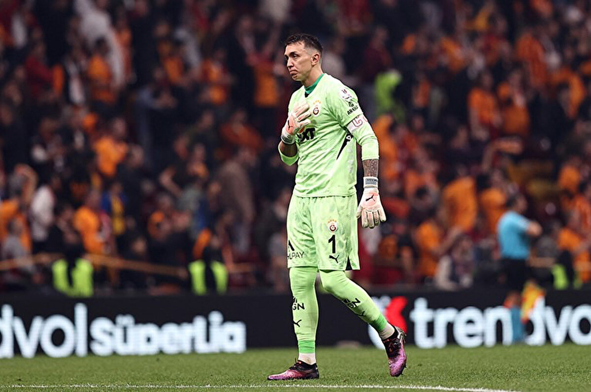 Galatasaray'la ilgili Muslera ayrıca, "Geldiğim andan bugüne kadar, 14 sene boyunca taraftarlar sevgi ve saygı verdiler. Tüm taraftarlarımıza teşekkür ediyorum. Dünyanın en büyük kulübünün taraftarlarısınız. Her zaman Galatasaray'ın yanında olun. Başkanımla da konuştuk, futbolu bırakmıyorum. Oynamaya devam edeceğim. Memleketime yakın bir yerde devam edeceğim. Türkiye benim ikinci ülkem." dedi.<br>