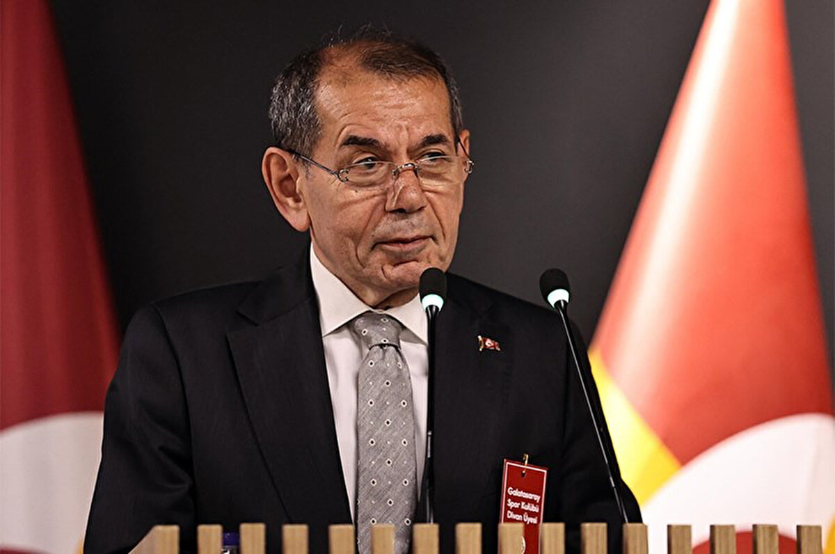 Galatasaray Başkanı Dursun Özbek, Fernando Muslera'yla ilgili şunları söyledi, "Ben Nando'nun yanında olmayı özellikle istedim. Galatasaray'ımıza verdiği emek ve çaba için teşekkür etmek istiyorum. Bizim için bir yabancı futbolcu değil, içimizden biri. Futbol takımımızın kazandığı tüm başarılarda onun da imzası var. Bir protokol imzaladık ve bundan sonraki süreçte Galatasaray'ın başarısı için uluslararası alanda çalışacak. Kendisine bir kez daha teşekkür ediyorum." dedi.<br>