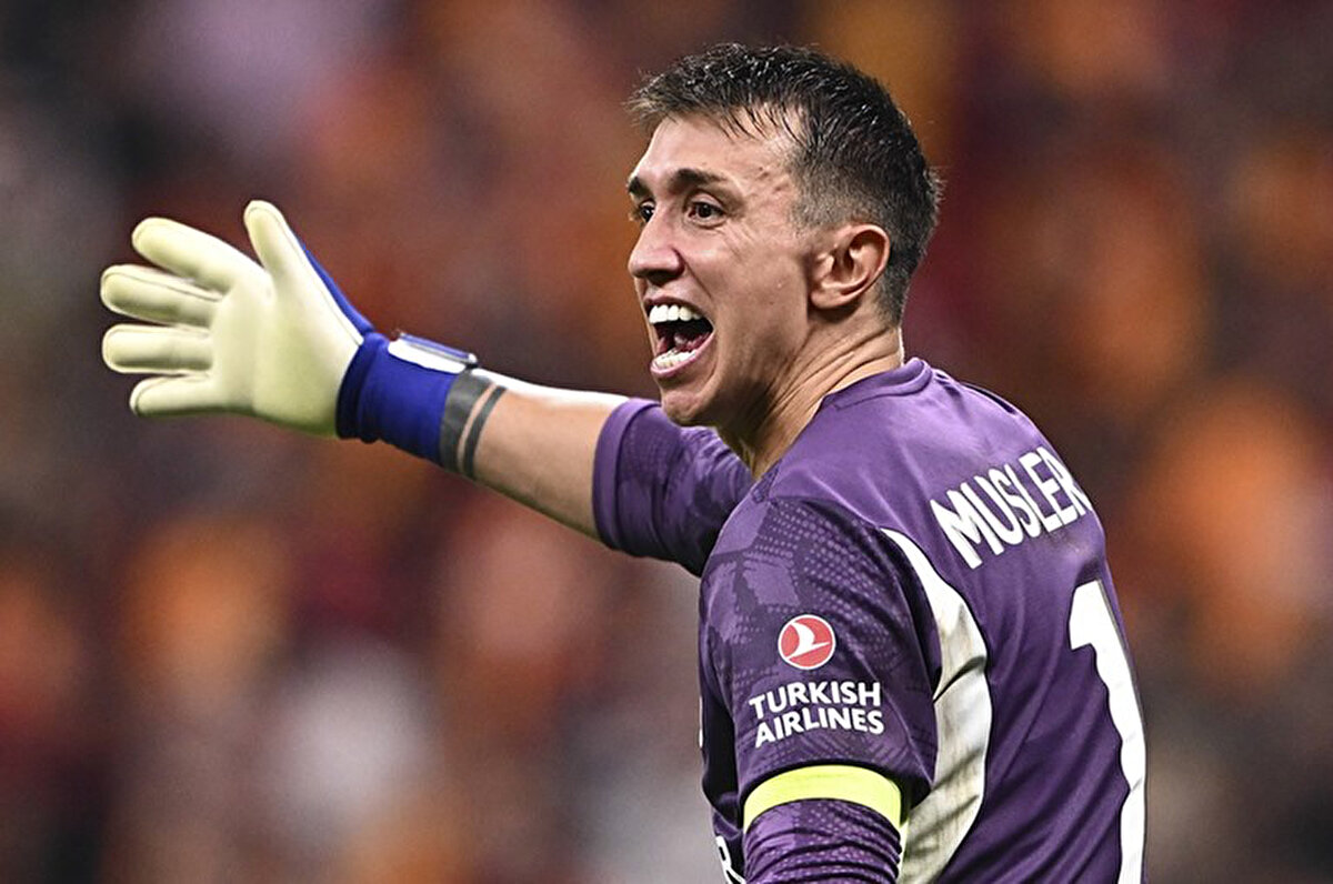 "Galatasaray'a tavsiye edebileceği bir kaleci var mı?" sorusu için Muslera şu yanıtı verdi, " Eğer bana sorarsanız Galatasaray formasıyla sahaya çıkıp kaleyi en iyi şekilde koruyacak kişi Günay Güvenç'tir. Başka biri değil."<br>