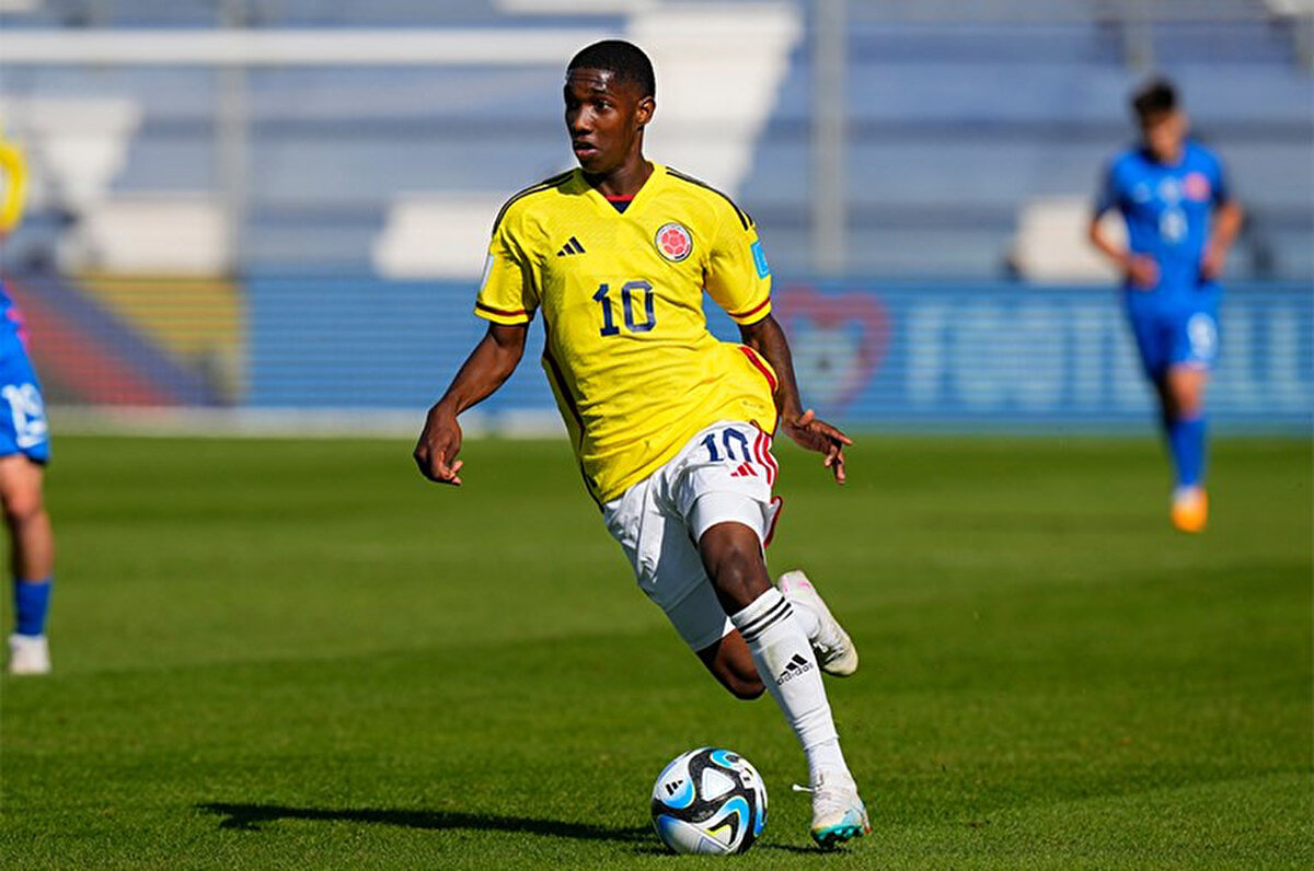 Futbola ülkesi Kolombiya'da Envigado'nun altyapısında başlayan Yaser Asprilla, 2022'de 3 milyon euro bonservis bedeliyle Watford'a imza attı. Bu transfer Kolombiya ekibinin tarihindeki en yüksek bedelli oyuncu satışı oldu.<br>