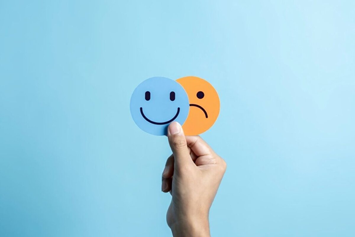 Duyguları bastırıp sürekli pozitif görünmeye çalışmak<br><br>Her zaman pozitif olmak bir hedef haline geldiğinde, gerçek duygular bastırılabilir. Üzüntü, öfke, korku gibi duyguları bastırmak ise vücudu sürekli stres altında bırakır.<br><br>Bu da bağışıklık sistemini zayıflatır, kronik ağrılar, uykusuzluk ve kaygı gibi sorunlara neden olabilir.<br><br>Uzmanlar, zor duyguları bastırmak yerine kabul etmeyi ve sağlıklı şekilde ifade etmeyi öneriyor.