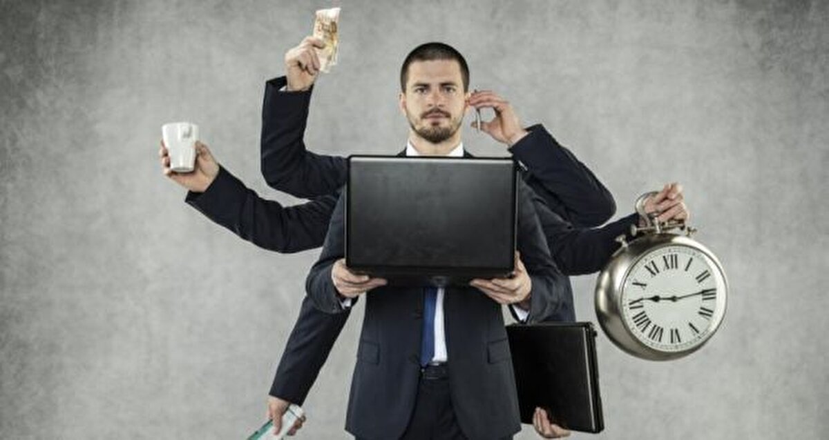 Sürekli meşgul olmak ve hiç durmamak<br><br>Hep bir şeylerle meşgul olmak, hiç boş durmamak günümüz dünyasında adeta övülen bir durum haline geldi. Ancak bu durum sinir sistemini sürekli tetikte tutar.<br><br>Uzun vadede vücutta iltihaplanma artar, bağışıklık sistemi zayıflar ve stres hormonları dengeden çıkar.<br><br>Uzmanlar, gün içinde kısa molalar verilmesini, nefes çalışmaları, hafif esneme hareketleri gibi “durma anlarının” da rutine eklenmesini öneriyor.