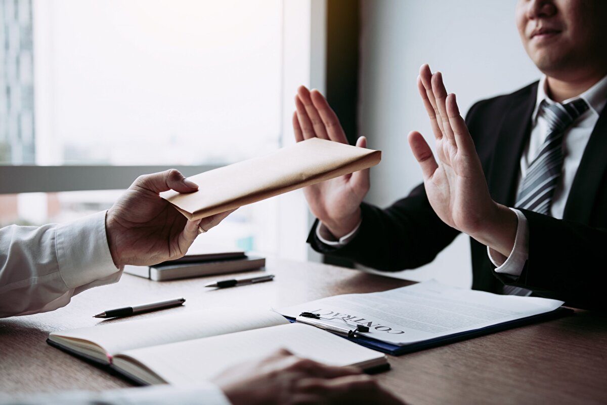 İşi, sosyal ilişkilerin önüne koymak<br><br>Sürekli çalışmak, üretken olmak toplumda genellikle takdir edilir. Ancak sosyal hayatı ihmal etmek, insanı uzun vadede yalnızlığa sürükleyebilir.<br><br>Uzmanlara göre, yalnızlık kalp hastalıkları, zihinsel gerileme ve hatta erken ölüm riskini artırıyor.<br><br>İş dışında sosyal ilişkiler kurmak, sevdiklerinizle vakit geçirmek ve anlamlı bağlar kurmak duygusal sağlığınız için büyük önem taşıyor.