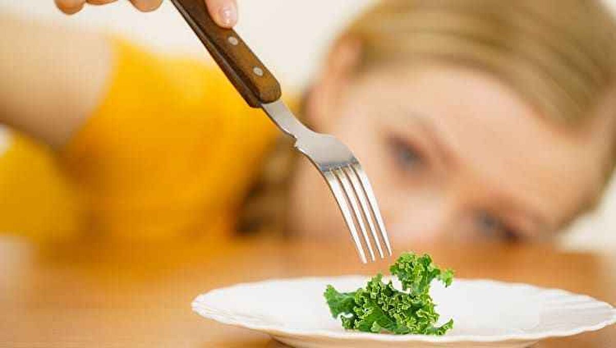 Beslenmede aşırı kısıtlamaya gitmek<br><br>Dengeli beslenmek çok önemli. Ancak kalori kısıtlamasını abartmak, özellikle de uzun süre düşük kalorili beslenmek vücudu güçsüz düşürebilir.<br><br>Yetersiz beslenme, kas kaybına, kemik erimesine ve vitamin eksikliklerine neden olabilir.<br><br>Uzmanlar, çeşitli ve dengeli öğünlerin tercih edilmesi gerektiğini ve beslenmenin yalnızca kalori hesabından ibaret olmaması gerektiğini vurguluyor.