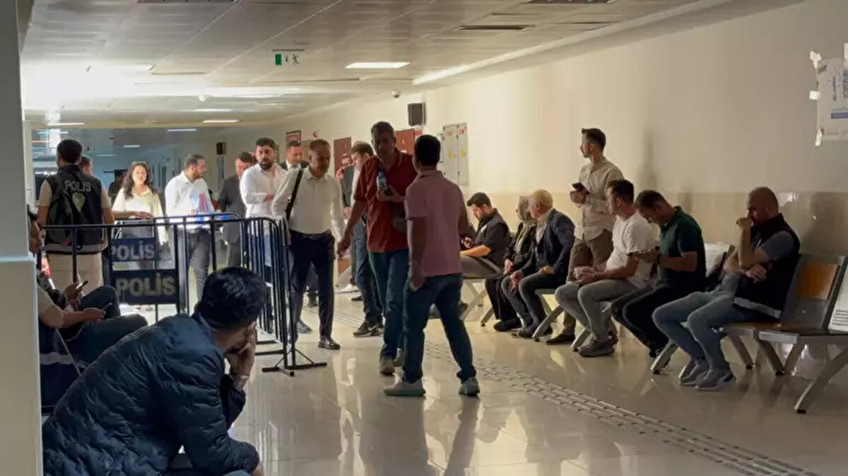 Narin'i, yaklaşık 15 dakika içinde anne, abisi ve amcasının müşterek fail sıfatıyla bir araya gelmek suretiyle, öldürme eylemi üzerinde her birinin, 8 yaşındaki çocuğa yönelik direncini kırma, tutma, kaçışını engelleme, ağız ve burnunu kapatmak ve boynuna bası yapmak suretiyle boğma eylemlerini birlikte aynı anda, eylem üzerinde elbirliğiyle birlikte hakimiyet kurmak suretiyle gerçekleştirilmesi şeklinde somut, aktif ve ölüm neticesi üzerinde fonksiyonel katkıları bulunduğunun kabulü akla, mantığa ve hayatın olağan akışına uygun düşmediği kanaatindeyim. Enes ve Yüksel bakımından yapılan ortak değerlendirmede; baz sinyalleri konusundaki uzmanlardan somut olayda olduğu gibi ev içerisinde oda oda, geçmişe dönük baz incelemesi ile noktasal yer tespitinin mümkün olup olmamasına ilişkin görüş sorulması ve ayrıca bu hususta rapor düzenleyebilecek bir üniversite kürsüsünden rapor aldırılması neticesinde, alınacak rapor sonucuna göre Yüksel ve Enes'in hukuki durumlarının değerlendirilmesi gerekirken eksik inceleme sonucu ve denetime olanak vermeyen, tali nitelikte delil olarak kabul edilebilecek olan daraltılmış baz raporuna kesin maddi delil niteliği verilmek suretiyle eylemleri sabit kabul edilerek karar yerinde yazılı olduğu şekilde mahkumiyetlerine dair hüküm kurulması hukuka aykırıdır.