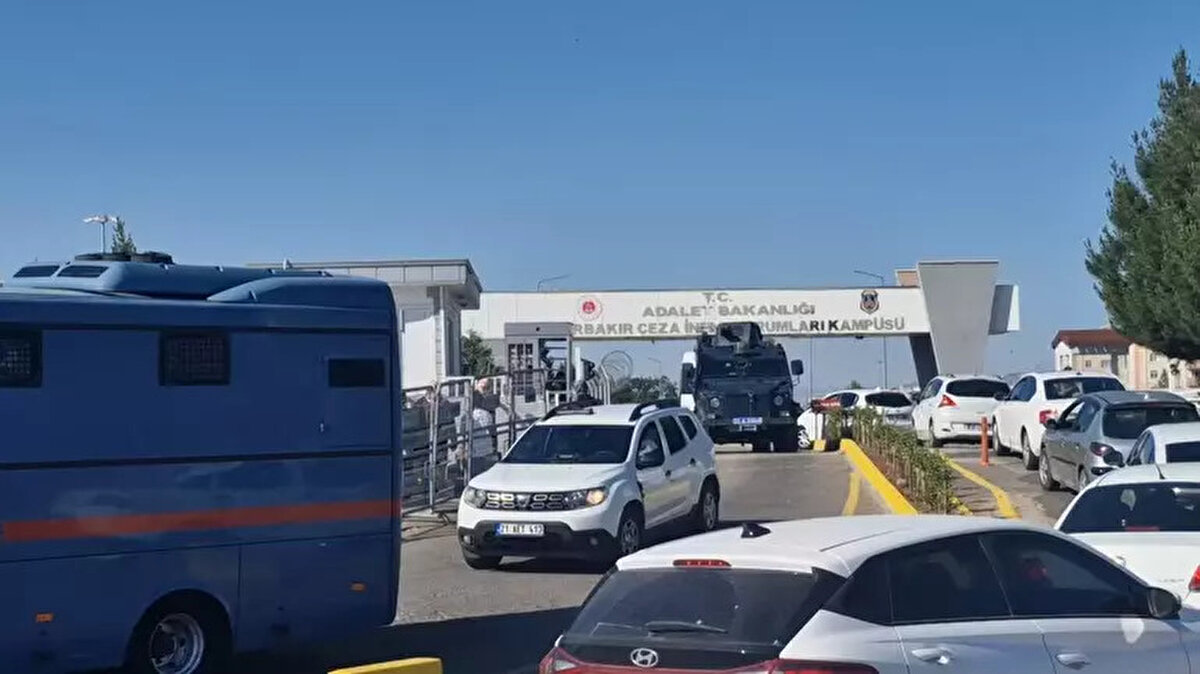 Bağlar ilçesi kırsal Tavşantepe Mahallesi'nde 21 Ağustos 2024'te kaybolduktan sonra arama çalışmalarının 19'uncu gününde dere yatağında çuvalda, üzeri 30, 25 ve 20 kilo ağırlığındaki 3 taşla kapatılıp, çalılıklarla gizlenmiş halde cansız bedeni bulunan Narin Güran'ın ölümüne ilişkin 4 kişi hakkında Diyarbakır 8'inci Ağır Ceza Mahkemesi'nde dava açıldı. Aracında Narin'e ait DNA ve kıl örneği bulunan amcası Salim Güran, annesi Yüksel Güran ve ağabeyi Enes Güran ile gözaltına alındıktan sonra cesedi dere yatağına taşıdığını itiraf eden komşuları Nevzat Bahtiyar hakkında 'İştirak halinde çocuğa karşı kasten öldürme' suçundan ağırlaştırılmış müebbet hapis cezası istendi.