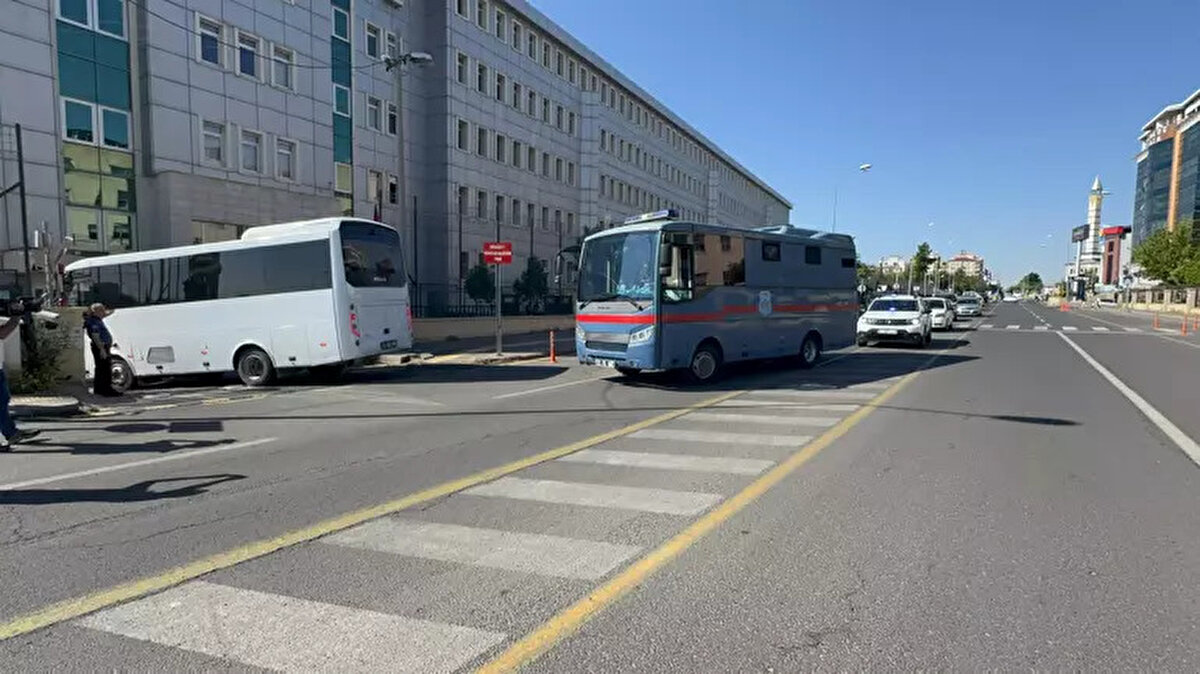 Duruşmaya 1 saat ara verildi<br><br>Narin Güran cinayetiyle ilgili 6'sı tutuklu 15 sanığın, 'Suçluyu kayırma' suçundan 17'nci Asliye Ceza Mahkemesi'nde yargılandığı davanın 4’üncü duruşmasında, 12 sanık ile suça sürüklenen 3 çocuk ve avukatları hazır bulundu. Kapalı görülen davanın 4'üncü duruşmasına, Aile ve Sosyal Hizmetler Bakanlığı ile Saadet Öğretmen Çocuk İstismarı ile Mücadele Derneğinin (UCİM) avukatları da katıldı. Duruşma, Cumhuriyet savcısının esas hakkında hazırladığı mütalaayı okumasının ardından sanık ve avukatlarının savunmasıyla devam etti. Mahkeme başkanı, duruşmaya 1 saat ara verdi.