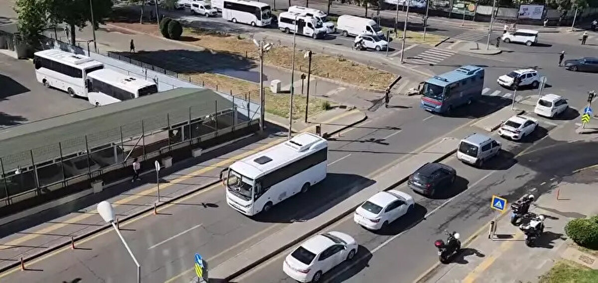 Somut maddi deliller kapsamında suç mahallinin Salim'in kullanımında olan 47 KF 388 plakalı aracın şoför koltuğu olup olmadığı, Narin'e yönelik kasten öldürme eyleminin, asli maddi fail sıfatıyla doğrudan bizzat Salim tarafından tek başına gerçekleştirilip gerçekleştirilmediğinin, Narin'in vajen sürüntüsünden elde edilen PSA'ya ilişkin tereddütleri giderecek nitelikte İstanbul Adli Tıp Kurumundan alınması gerekli rapor içeriği de gözetilmek suretiyle eyleminin hukuki niteliği, kişiyi hürriyetinden yoksun bırakma eylemine ilişkin değerlendirme de yapılması gerektiği gözetilerek, eylemlerinin sübutu ve vasfı denetime imkan verecek şekilde mevcut deliller ışığında tartışılması gerektiğinin gözetilmeyerek eksik inceleme ve denetime elverişli olmayan gerekçe ile karar yerinde yazılı olduğu şekilde karar verilmiş olması hukuka aykırıdır. Van Jandarma Kriminal tarafından elde edilen veri ve bulguların temin edilerek Diyarbakır Adli Tıp Kurumuna gönderilmek suretiyle her iki kurumdaki tüm verilerin birbirleriyle karşılaştırılması suretiyle birleştirilerek tek bir rapor haline getirilmesi gerektiğinin gözetilmemesi, PSA'ya ilişkin İstanbul Adli Tıp Kurumundan yeniden ek rapor alınması gerektiğinin gözetilmemesi. 