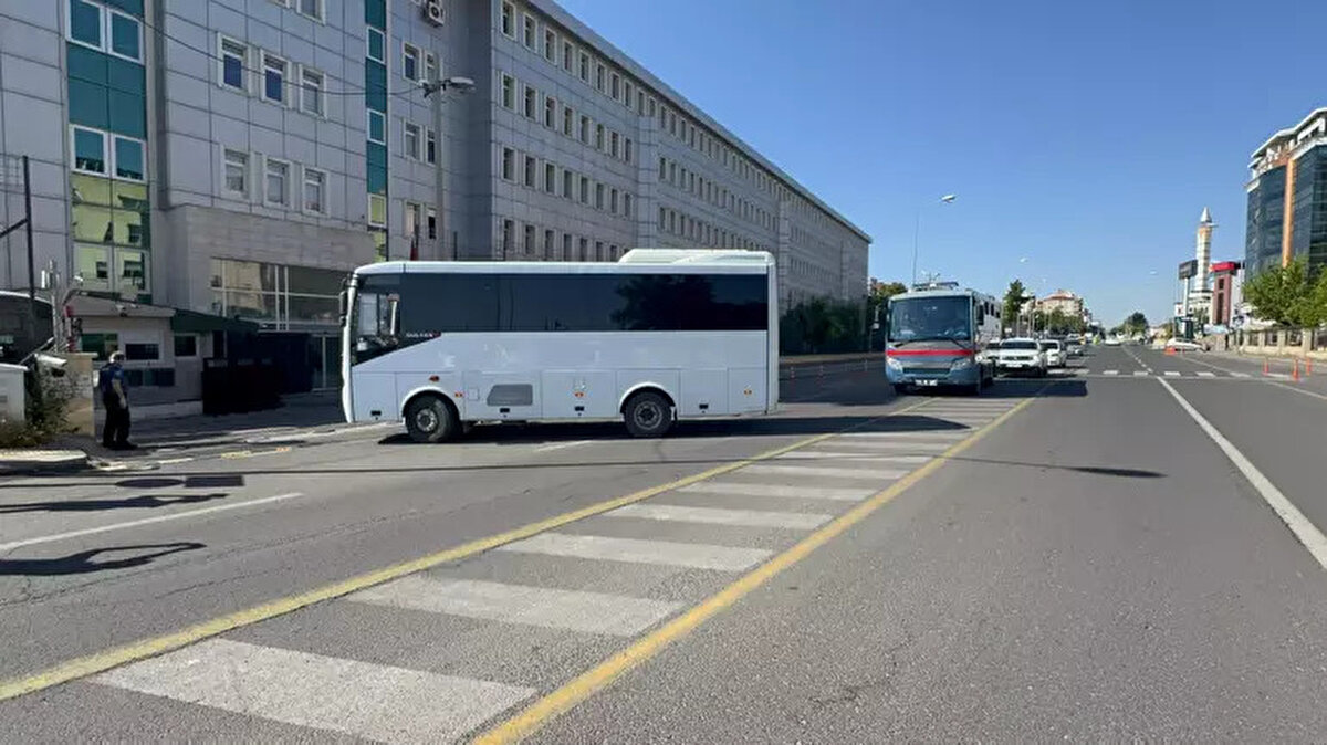 2 Mayıs'taki duruşmada mahkeme heyeti, tutuklu sanıkların mevcut hallerinin devamına karar vererek, mazeret sunan sanık avukatlarının esas hakkında savunmalarını yapmaları için duruşmayı 30 Mayıs'a erteledi.<br><br>Tutuklu 6 sanık, davanın bugün görülen 4’üncü duruşması için güvenlik önlemleri altında sabah saatlerinde adliyeye getirildi. 15 sanığın yargılanması, 17'nci Asliye Ceza Mahkemesi'nde başladı.