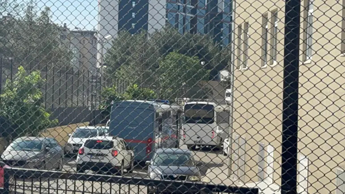 Salim'in kullanımında olan 47 KF 388 plakalı aracın sol ön koltuğuna ait olduğu belirtilen oturma kılıfı (BN:4) üzerinden alınan svap numunesinin mahiyetinin, tükürük, kusmuk, kan, göz yaşı vesaire gibi ne olduğu hususunda ve oturma kılıfının hangi noktasından varsa fotoğrafı ile birlikte gösterilmek suretiyle rapor alınması gerektiğinin gözetilmemesi, Narin'in cansız bedeni bulunduğunda sol avuç içinde ve siyah şort üzerinde bulunan kıl örneklerinin aidiyetine dair annesi Yüksel'e, abisi Enes'e ya da kendisine mi ait olduğu hususunda tereddüt olduğu gözetilerek, bu tereddüdü giderecek şekilde İstanbul Adli Tıp Kurumundan rapor alınması gerektiğinin gözetilmemesi. Olay gününün iklim ve hava koşullarına uygun bir günde ve tayin edilen bir zamanda, dosyadaki mevcut görüntü kalitesi ve açısı korunarak Narin'in fiziksel özelliklerine benzer kız çocuğunun okulun kamera açısından itibaren Arif'in evinin istikametine doğru patika yoldan yürütülmesi, aynı şekilde Nevzat'a benzer fiziksel özelliklerde birisinin Nevzat'ın evinin yakınında bulunan patika yoldan Arif'in evine ve ahır bölgesine yürütülmesi ve ahır bölgesinde bir kaç kişinin gezdirilmesi suretiyle Daran-2 üs bölgesine ait kamerada bu kişilerin hareketlerinin tespitinin mümkün olup olmaması hususlarında rapor alınması gerektiğinin gözetilmemesi, ilk derece mahkemesinin her bir sanık hakkındaki hükümlerinin ayrı ayrı 7188 sayılı Yasa ile değişik CMK m. 280/1 ve 289/1 gereğince bozularak İlk derece mahkemesine gönderilmesine karar verilmesi gerektiği kanaatinde olduğumdan, çoğunluğun karar yerinde yazılı olduğu şekildeki görüşüne katılmamaktayım."