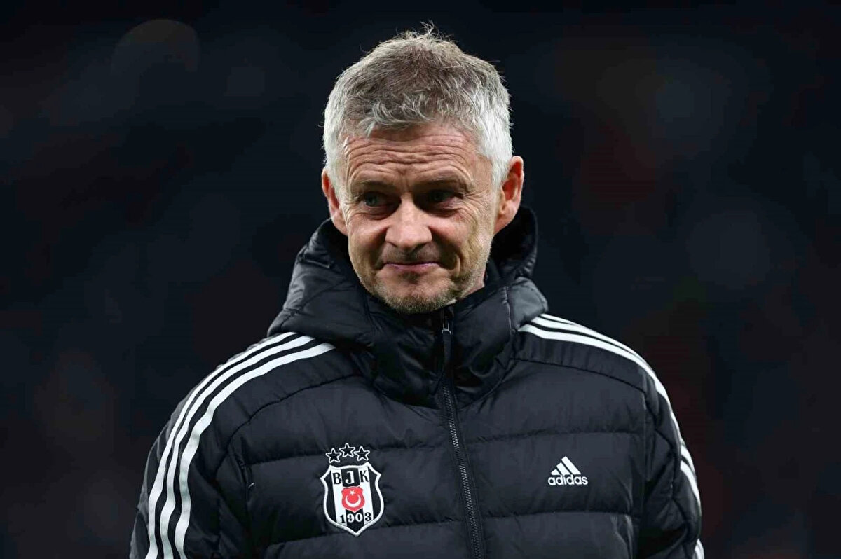 Solskjaer artık bir memur antrenörü olmuş. Çok beyefendi, rakipleri tebrik ediyor maçtan sonra. Beşiktaş taraftarı böyle şeylere alışık değil.<br><br>