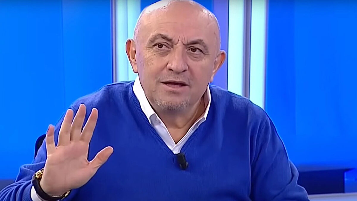 Bu takımın hedefi her sene şampiyonluktur. Şu an üçüncü bile olamıyorsun ve sahanda rahat yeniliyorsun. Derbileri kazandın yırttın. Derbiler kurtarmaz. Önümüzdeki sezon Solskjaer ile ilgili devam edecekse sevgili başkan ona Beşiktaş'ı anlatmalıdır.<br><br>