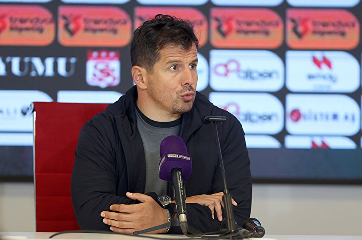 Galatasaray ile kazanılan UEFA Kupası ve Süper Kupa başarılarına değinen Belözoğlu, “İnanılmaz bir mücadele göstermiştik. Bireysel kalite vardı ama asıl gücümüz takım çalışmasındaydı. Bu yüzden çoğu maçı hak ederek kazanıyorduk. Figo, Roberto Carlos ve Raul’lu Real Madrid’i ya da Henry, Vieira ve Wenger’li Arsenal’i yenmek kolay değil” dedi.<br>