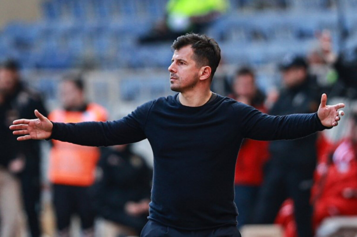 Inter’e transfer sürecini anlatan Belözoğlu, “20 yaşındaydım. Moratti, Galatasaray ile sözleşmemin bitmesine birkaç ay kala İstanbul’a geldi ve beni transfer etmek istediğini söyledi. Yanında Facchetti de vardı. Sonra ilk kez Milano’ya gittim, benim için inanılmaz bir duyguydu. İmza günü basın odasındaki gazeteci kalabalığı karşısında şok olmuştum” ifadelerini kullandı.<br>