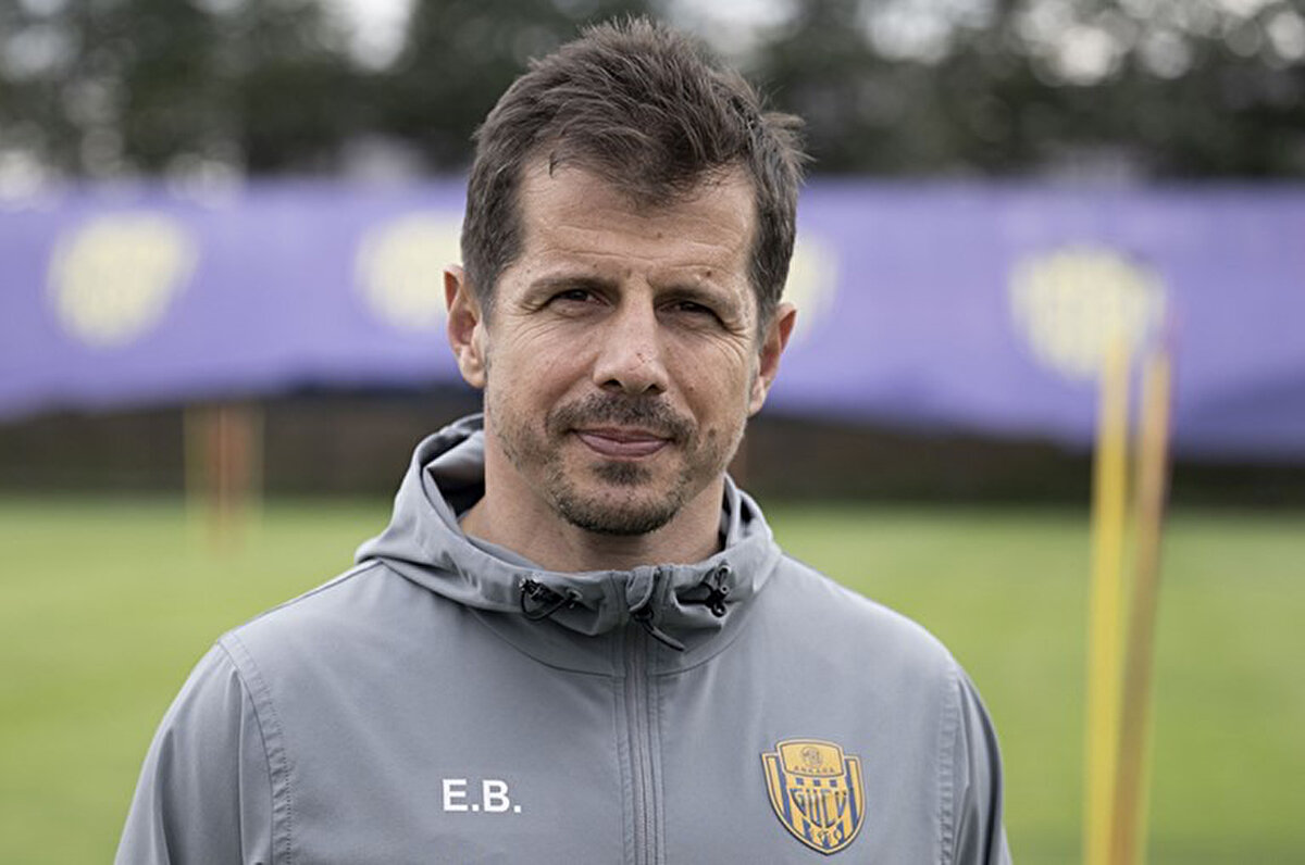 İlk kez milli takımda Hakan’la karşılaştığını aktaran Belözoğlu, “Elbette. Milli takıma geldiğinde ben kaptandım. Çok gençti ama çok yetenekliydi. Hemen fark ediliyordu, özel bir şeyleri vardı. Büyük karakterli bir oyuncu gibi risk alıyordu” diye konuştu.<br>