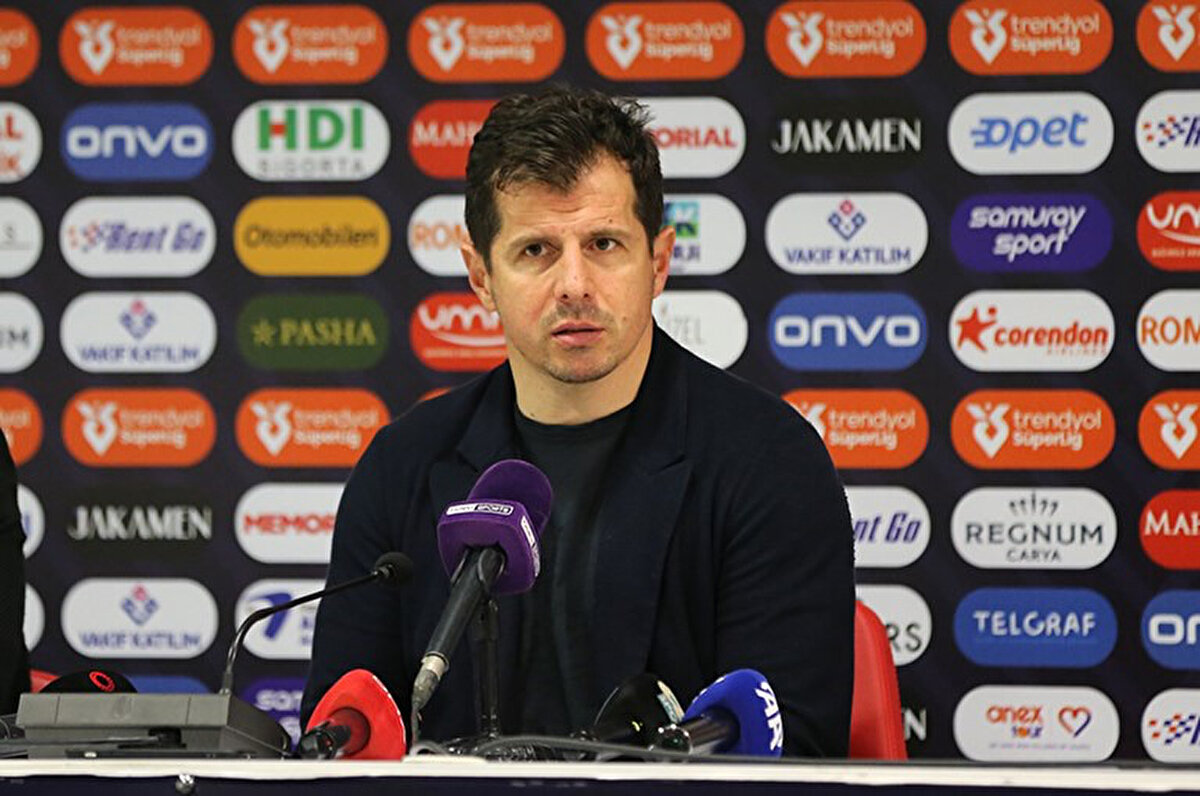 Zaferin büyüklüğünü yıllar geçtikçe fark ettiğini söyleyen Belözoğlu, “Aslında o an farkına varamıyorsunuz. Yıllar geçtikçe yaptığınız şeyin ne kadar büyük olduğunu anlıyorsunuz” diye konuştu. İstanbul’daki kutlamaları anlatan Belözoğlu, “İnanılmazdı. UEFA Kupası finalinden dönerken şehir taraftarlarla doluydu, pek çoğu ağlıyordu, otobüs kuşatma altındaydı. Benzer sahneler sadece Süper Kupa ve Dünya Kupası sonrası yaşandı” ifadelerini kullandı.<br>