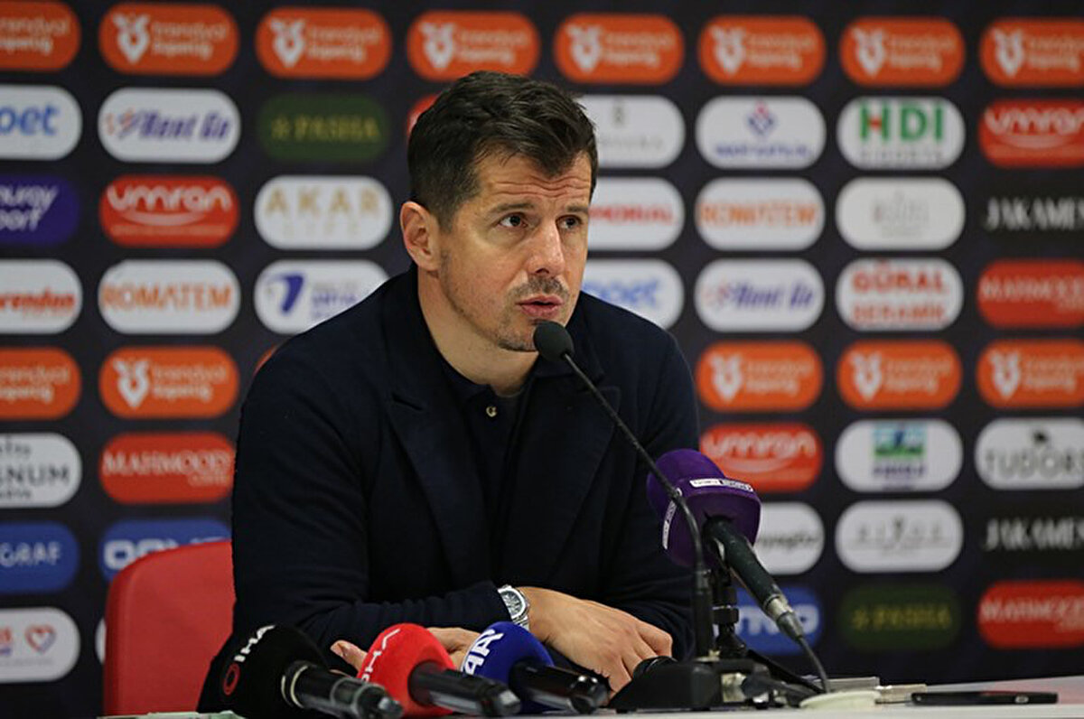 Çalıştığı teknik direktörleri de değerlendiren Belözoğlu, “Cuper bir savaşçıydı, beni birçok pozisyonda oynattı, genç olmama rağmen bana çok süre verdi. Mancini ile çok iyi bir bağım vardı, onu çok seviyordum. Zaccheroni ile de çok iyi anlaştım, üçüyle de sorun yaşamadım. Ama birini seçecek olursam Mancini derim” dedi.<br>