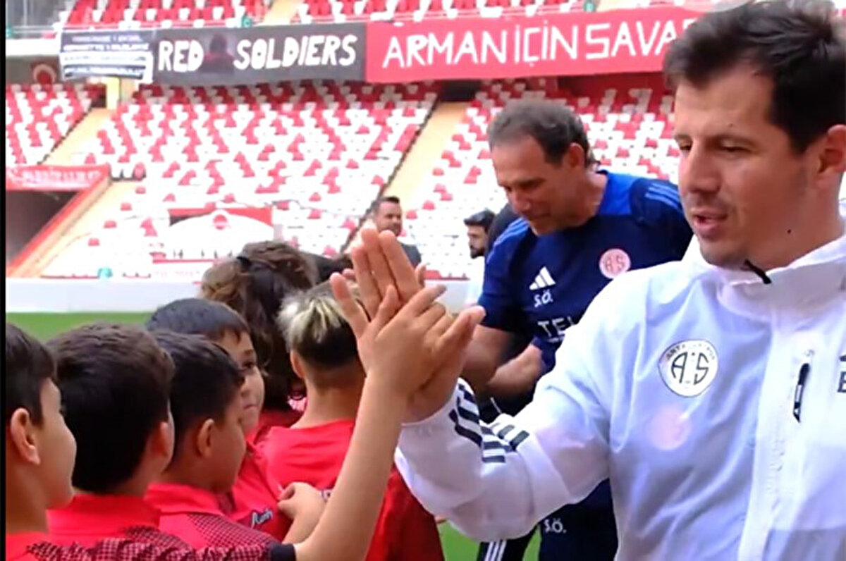 Çalıştırmak istediği takımları ifade eden 44 yaşındaki teknik adam, "Oyuncuyken herhangi bir kulüpte oynamayı hayal etmiyordum ama şimdi başta Türkiye'de Fenerbahçe olmak üzere tabii ki Avrupa'da oynadığım Inter, Newcastle ve Atletico Madrid gibi takımları çalıştırma hayali en büyük motivasyonlarımdan biri" şeklinde konuştu.<br>