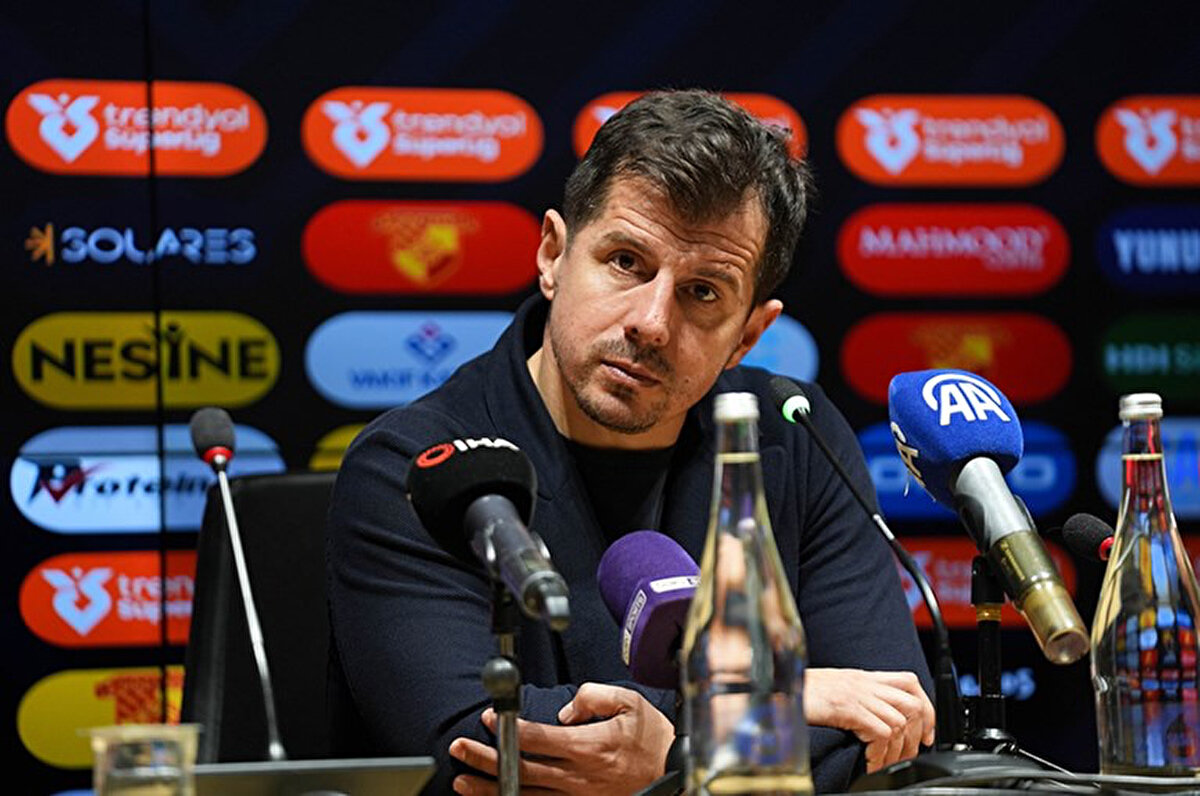 Kariyerindeki dönüm noktasının sakatlıklar olduğunu ifade eden Belözoğlu, “O yaşta kendimi çok güçlü hissediyordum, sahada her problemi çözebileceğimi düşünüyordum. Hatta biraz ukalaydım çünkü fena bir oyuncu değildim… Ama sonra sakatlıklar geldi. Sahalardan uzak kalınca duygusal tepkilerimi iyi yönetemedim, sadece sahaya dönmeye odaklandım, zorluklarla yüzleşmedim. Yeterince olgun değildim. Sonraki yıllarda evlendim, hayatımı tamamen futbola adadım, profesyonel bir yaşam sürdüm ve 40 yaşına kadar oynadım. Eğer Inter’deki yıllarda şu anki kafama sahip olsaydım, o hikâyeyi başka bir sonla yazardım. Gençken daha fazla hata yapıyorsunuz ama o yıllar harikaydı ve Inter hep kalbimde olacak” sözlerini kullandı.<br>