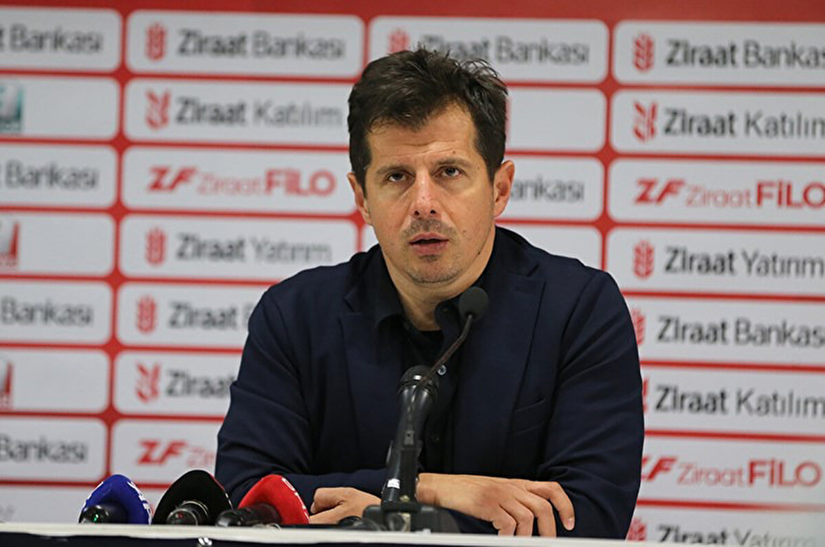 Galatasaray ve Fenerbahçe kariyerine dair dikkat çeken sözler sarf eden Belözoğlu, “Açıkçası kararım saygıyla karşılandı, hem İtalyanlar hem Türkler bu konuda benzer olsa da daha modern bir bakış açısı vardı. Fenerbahçe’ye gitmeden önce insanlar beni seviyordu, Galatasaray’da uzun süre ilk 11’deydim, milli takım kaptanlığı yapmıştım. Fenerbahçe’ye geçtikten sonra sokakta kimse bana hakaret etmedi ama… ilk kez insanların beni artık eskisi kadar sevmediğini hissettim. Bunu yönetmeyi öğrendim: Biri beni milli takıma ve Avrupa’ya taşıyan kulüptü, diğeri ise kaptanı olduğum ve 40 yaşıma kadar oynadığım takım. Ben kendimi hep Fenerbahçeli hissettim” ifadelerini kullandı.<br>