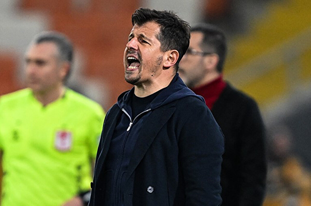 2002 yılında Lazio karşısında kaybedilen şampiyonlukla ilgili duygularını paylaşan Belözoğlu, “Ah Lazio… Tam bir şoktu. Beklemiyorduk, çünkü çok güçlü, motive ve odaklanmış bir takımdık. Soyunma odasında herkes çok ciddiydi. Maç sonunda ise gözyaşları vardı, sadece birbirimizi teselli edebildik. Benim ve takım arkadaşlarım için en hüzünlü gündü. Güçlü bir takım kurabilirsiniz ama bazen kaderi kontrol edemezsiniz. Devre arasında kimsenin kazanmış gibi hissettiği doğru değil, herkes çok konsantreydi, çok iyi hatırlıyorum” ifadelerini kullandı.<br>