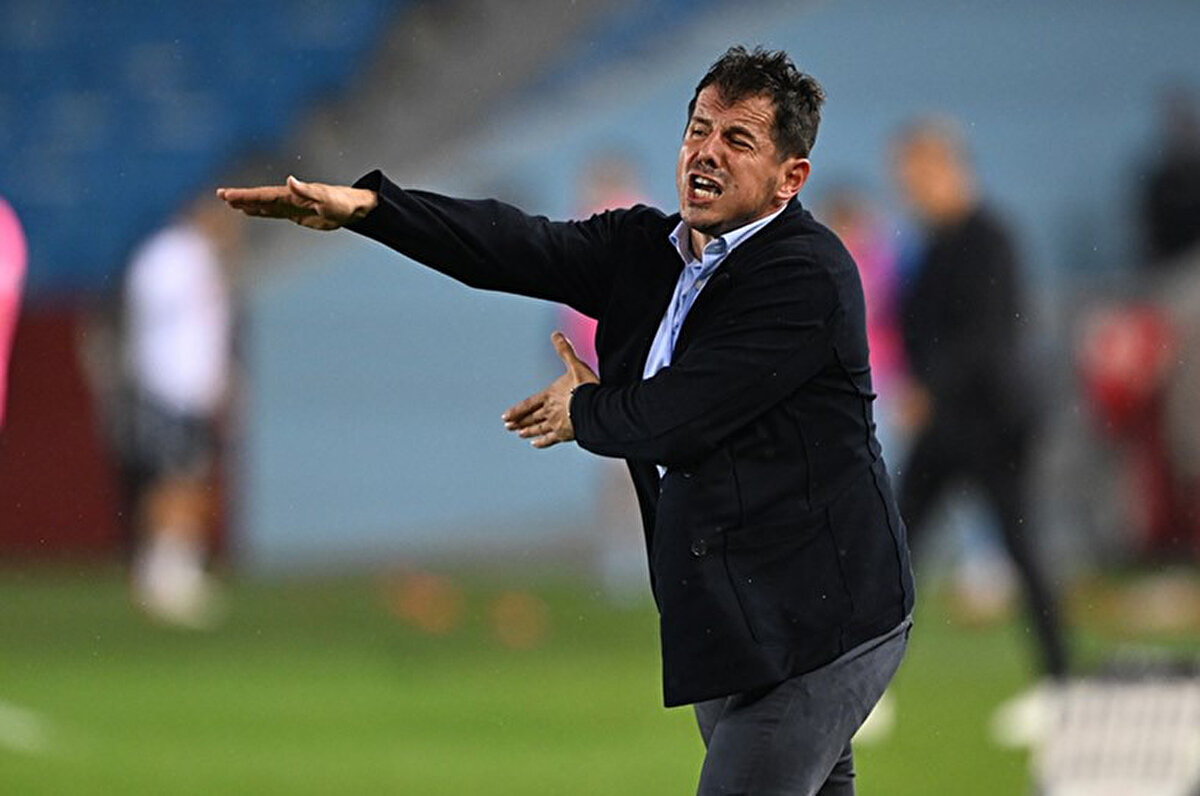 Hakan’ın regista pozisyonunda oyuna kattığı kaliteye vurgu yapan Belözoğlu, “O sahada bir teknik direktör gibi… Oyunu mükemmel okuyor, antrenörün sağ kolu. Inzaghi ile birlikte üçlü defans önünde oynadığı pozisyon onun için mükemmel, agresif gözükmese de… Diğer oyunculara saygım sonsuz ama Hakan regista pozisyonunda olduğunda Inter daha özel bir takım haline geliyor. Takımın ritmini o belirliyor, oyuna kalite katıyor. Son 20 yılın en iyi Inter oyuncularından biri” ifadelerini kullandı.<br>