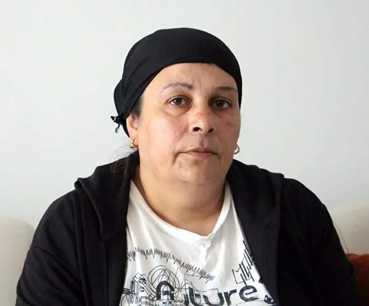 "Kızım ölebilirdi"<br><br>Nazar Sepetçi'nin annesi Sibel Yörükçü (47) de düğün sırasında balkonda olduğunu ve ateş edildiğini gördüğünü söyledi. Yörükçü, "Kızım ölebilirdi, çok talihsiz bir olay yaşadık. Olay önümde oldu. Kızımın öleceğini düşündüm. Telefon açmak bile aklıma gelmedi. Sağ olsun komşularımız yetişti. Buradan bu maganda kurşunu sıkanlara soruyorum; eğer Nazar ölseydi 'kazayla öldü, bilemedim' mi diyecekler? Bunların ceza almasını istiyoruz. Çünkü kızımı bu halde gördüğüme bile şükrediyorum. Belki bir gözü hiç görmeyecek ama tutuklanması gerekiyordu. Salındı ve sonra tekrar gözaltına alınıp, ondan sonra tutuklandı. Neden bunları yapanlar dışarıda geziyor, ona şaşırıyorum. Bu sürecin sonuna kadar takipçisi olacağım. Ne gerekiyorsa yapacağım. Düğüne bile inmediğimiz halde bu olay başımıza geldi. Artık camdan bakmaya bile korkmaya başladık. Elimden geleni yapacağım ceza alması için" dedi.