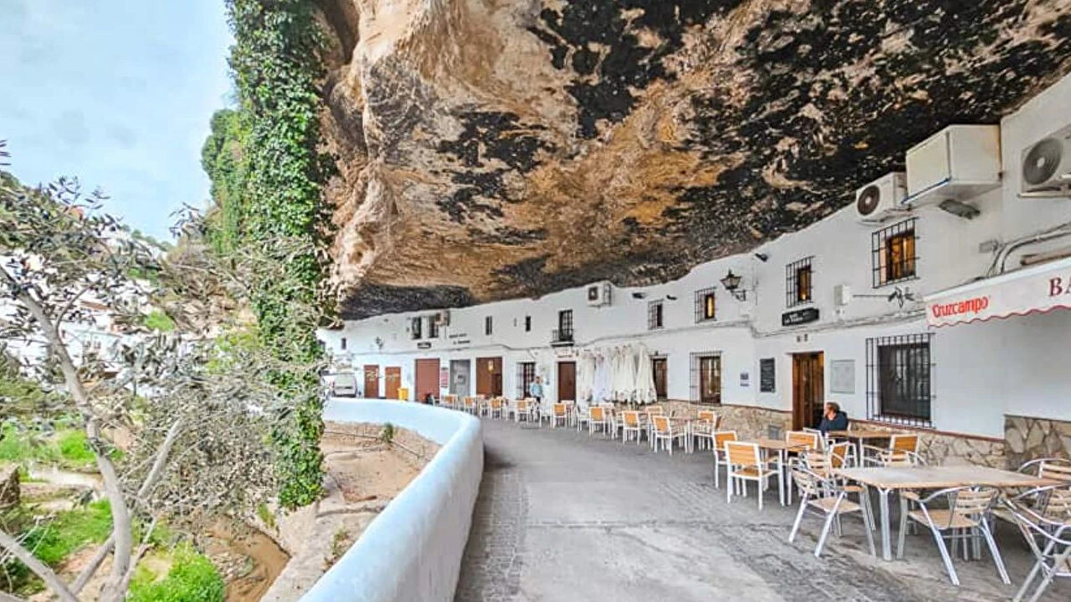 2. Setenil de las Bodegas, İspanya Kasabanın ana caddesi Calle Cuevas del Sol, devasa bir çıkıntılı kaya oluşumunun altından geçiyor.