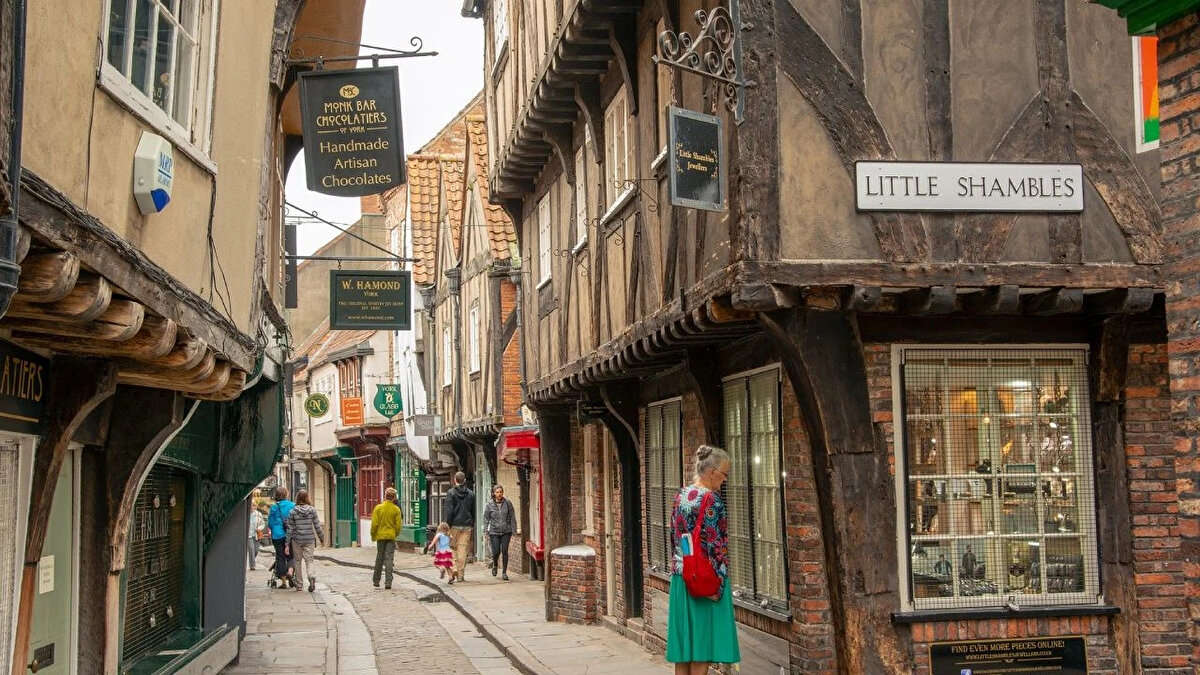 4. The Shambles, York, İngiltere Sıra sıra ahşap binaların, dar sokakların ve sevimli dükkanların bulunduğu, pitoresk bir ortaçağ sokağı olarak biliniyor.