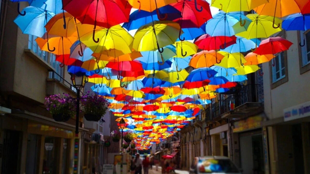 3. Agueda, Portekiz'deki Şemsiye Caddesi