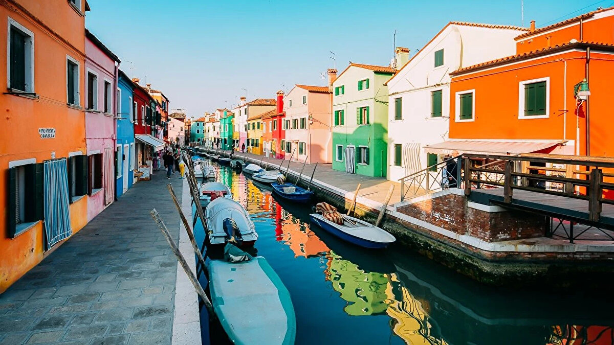 8. Burano, İtalya Canlı renkli evleri, büyüleyici kanalları ve pitoresk köprüleriyle ünlüdür; canlı ve büyüleyici bir atmosfer yaratırlar.