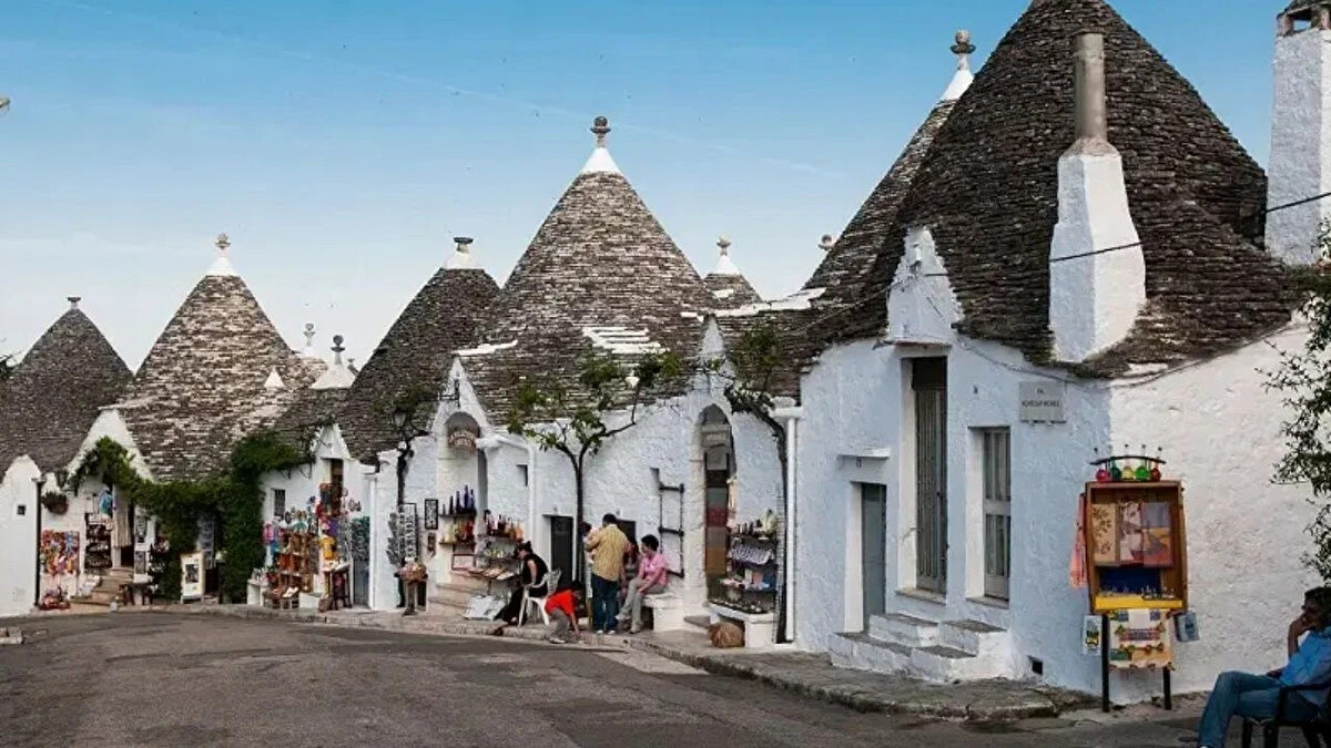 9. Alberobello, İtalya Dünyada çok az yer Alberobello'nun büyüleyici sokaklarının masalsı güzelliğiyle rekabet edebilir.<br><br>
