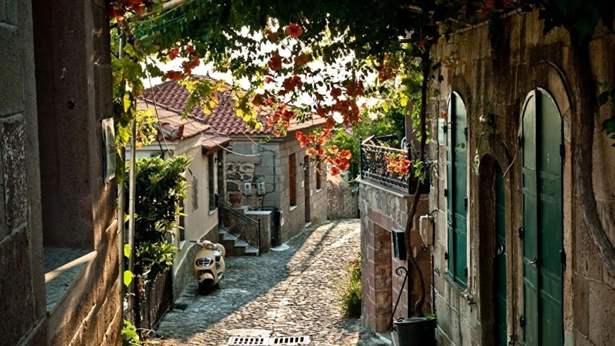 18. Molivos, Midilli Bu güzel Yunan köyü, dünyanın en güzel sokaklarından bazılarına sahip olmasıyla ünlüdür.<br><br>