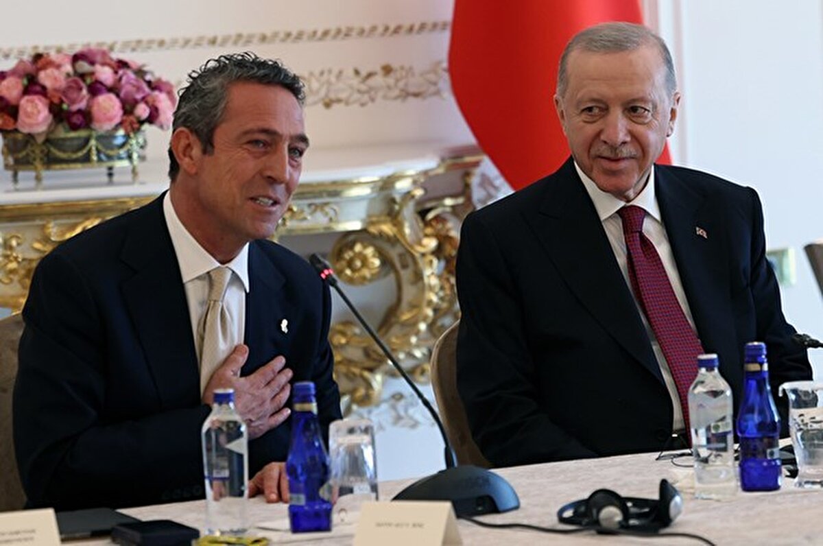 Takım kaptanı Melih Mahmutoğlu, Cumhurbaşkanı Erdoğan'a forma, Fenerbahçe Beko'nun maskotu Yellow ise peluş Yellow hediye etti.<br><br>