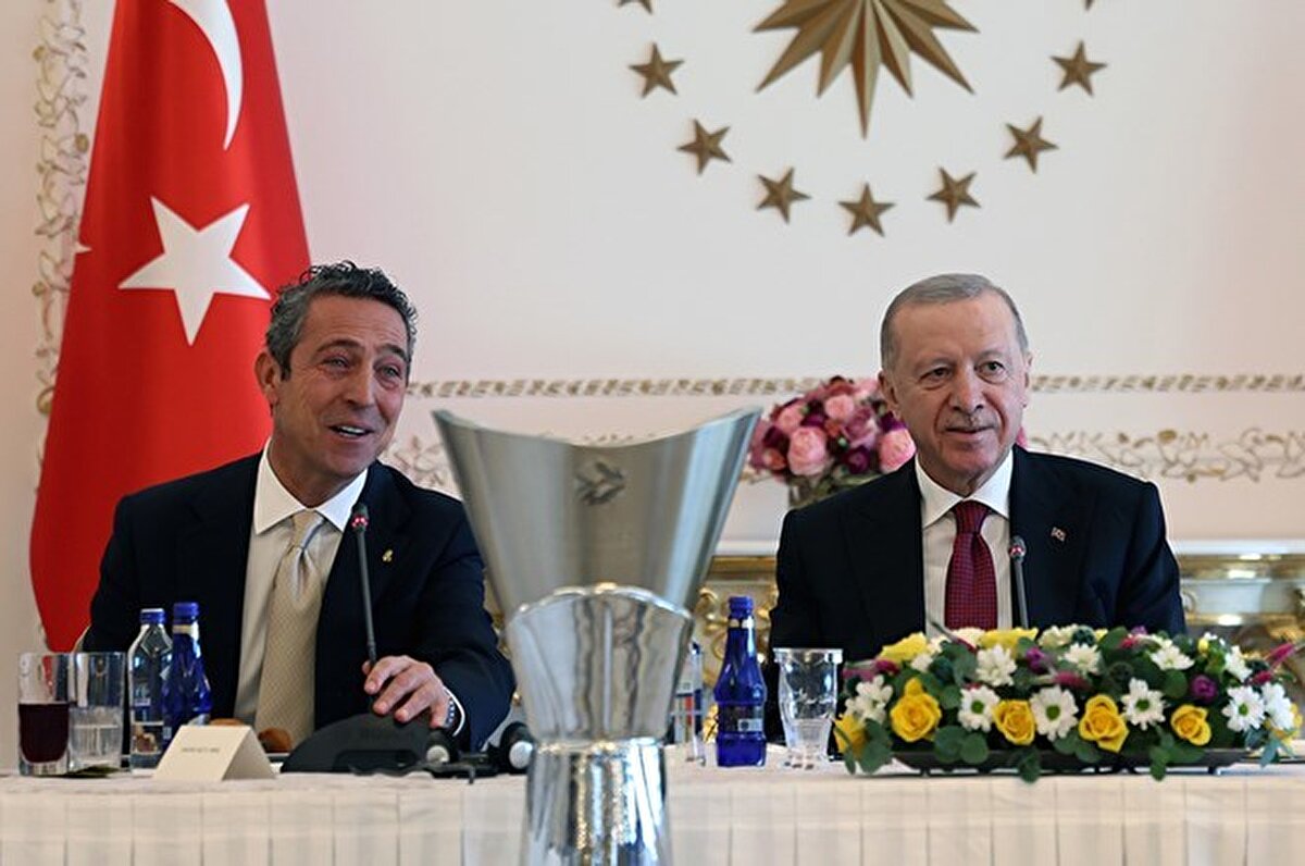 Vahdettin Köşkü'ndeki kabulde, Fenerbahçe Kulübü Başkanı Ali Koç, basketbolcular ve teknik heyeti tebrik eden Cumhurbaşkanı Erdoğan, takımla fotoğraf çektirdi.<br><br>