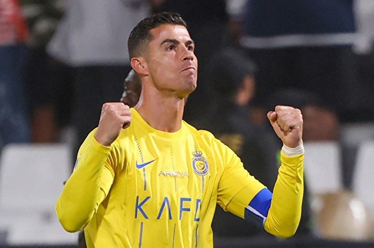 Suudi kaynaklarının da haberi doğruladığı ve Ronaldo'nun Al-Nassr ile yeni sözleşmeye imza attığı aktarıldı.