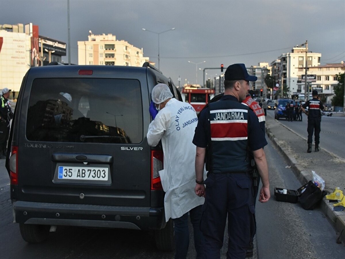 Olay yerine gelen sağlık ekipleri, yaptığı kontrollerde araçtaki Adnan Özdemir, Abdullah Altun ve Fatma Altun’un yaşamını yitirdiğini belirledi. 