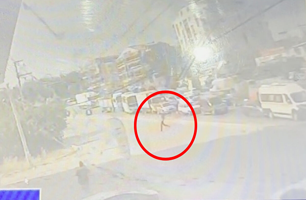 Saldırı kamerada<br><br>Bu arada saldırgan K.K.'nin pompalı tüfekle otomobildekilere ateş etme anları çevrede bulunan güvenlik kamerasına yansıdı. 