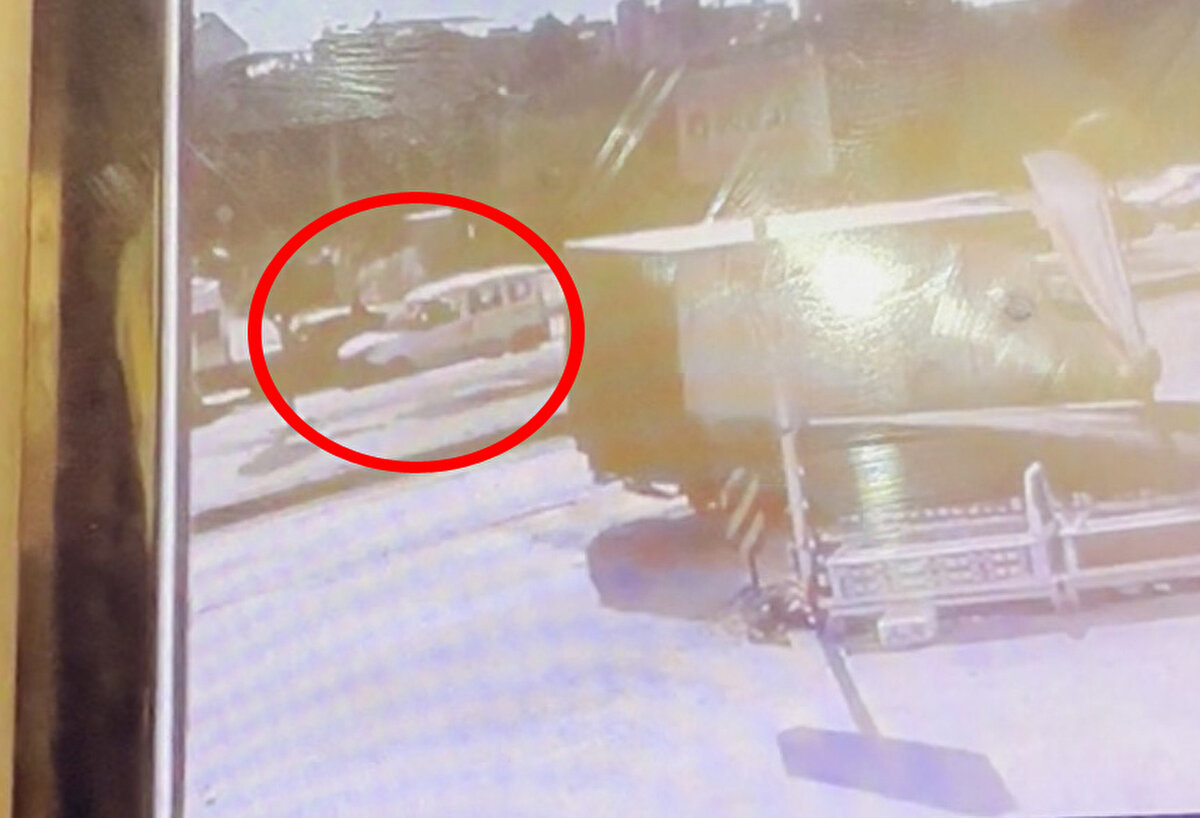 Görüntülerde K.K.'nin eline pompalı tüfekle otomobilde bulunanlara art arda ateş ettiği ve saldırının ardından koşarak uzaklaştığı görüldü.